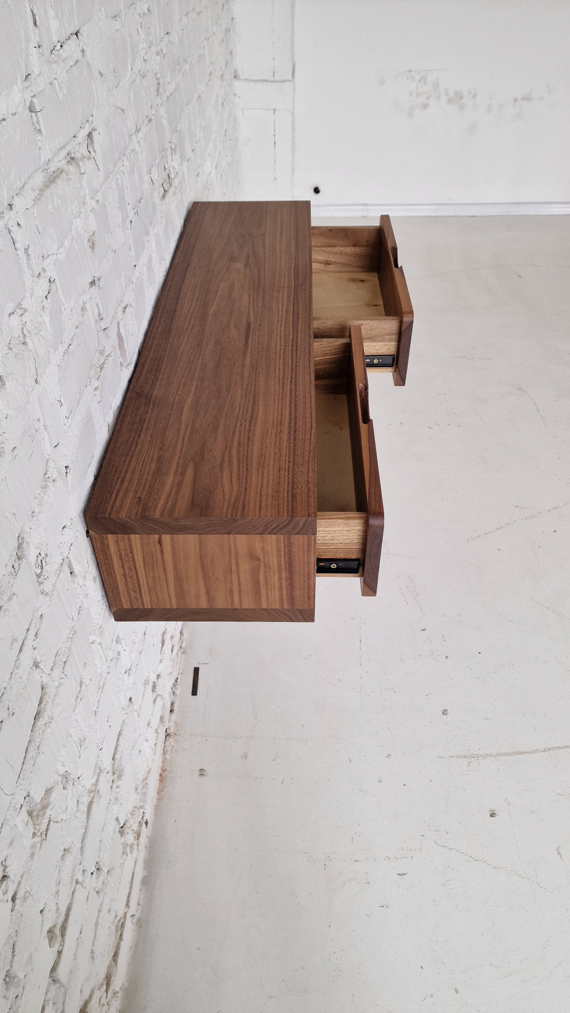 Holzkommode auf Halterungen