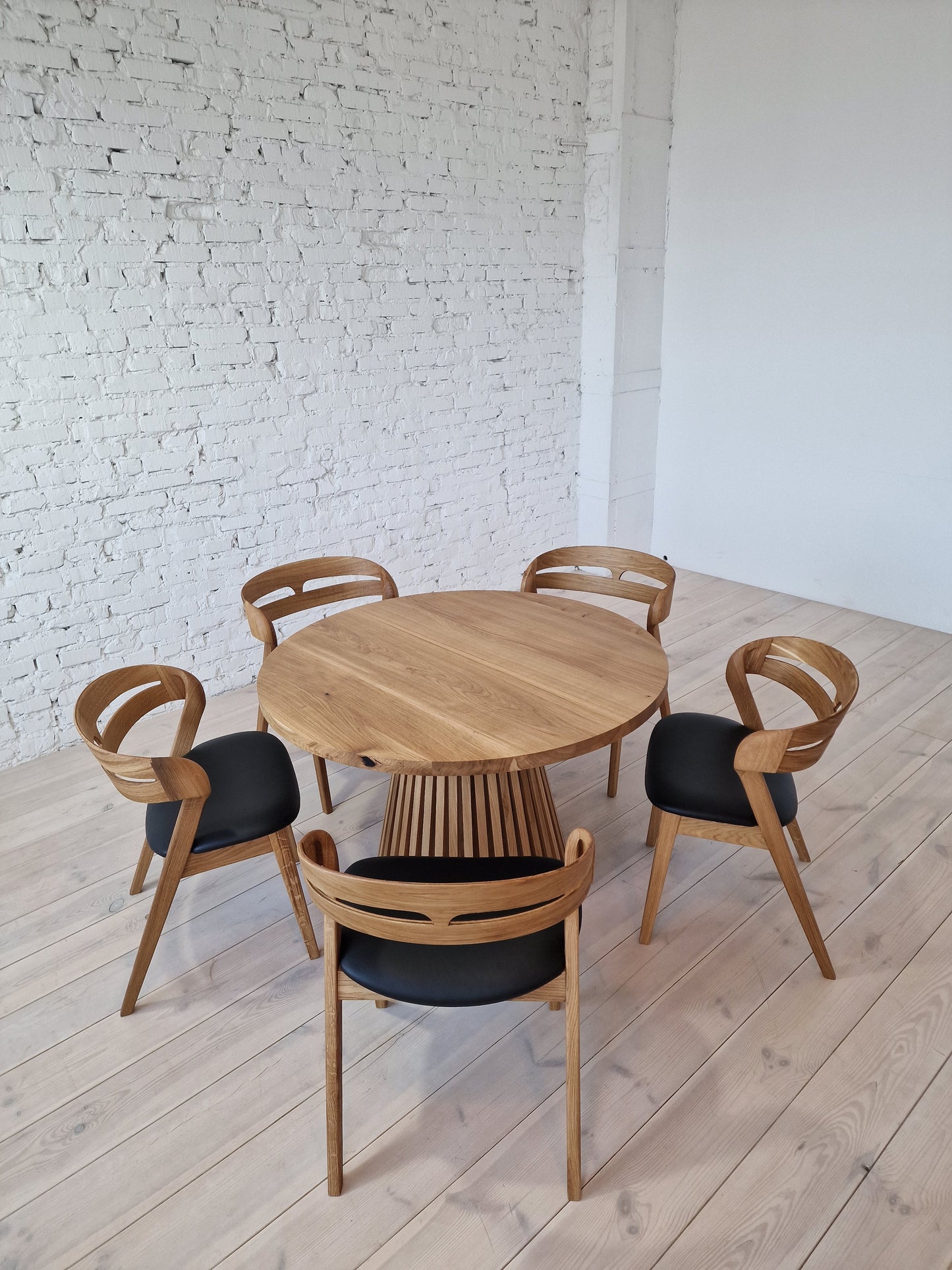 LIA | Extendable Round Dining Table – Natural Oak