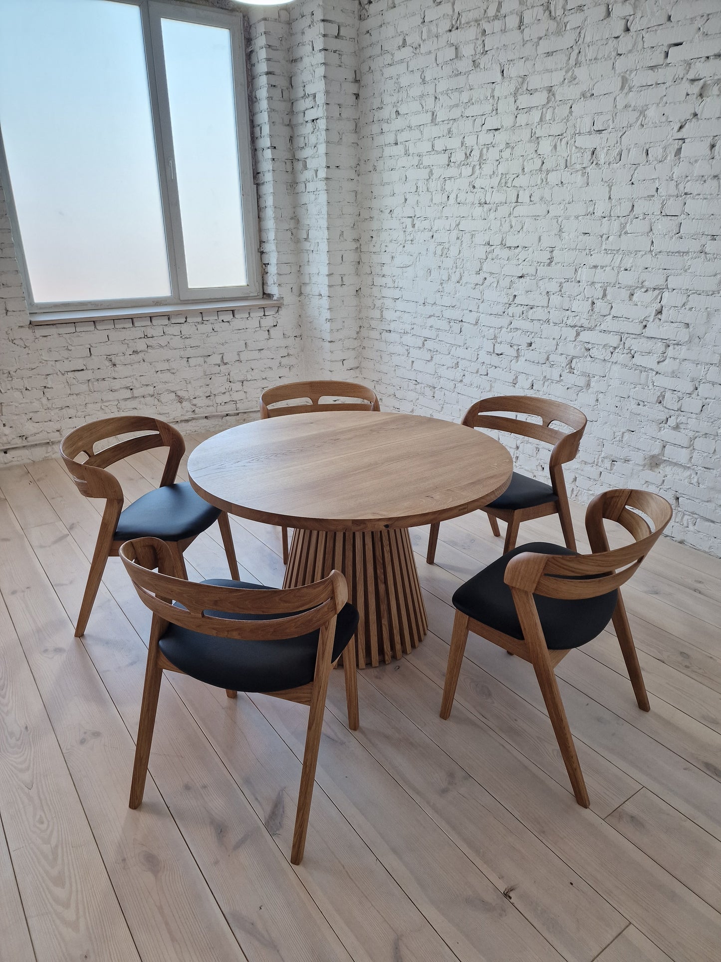 LIA | Extendable Round Dining Table – Natural Oak