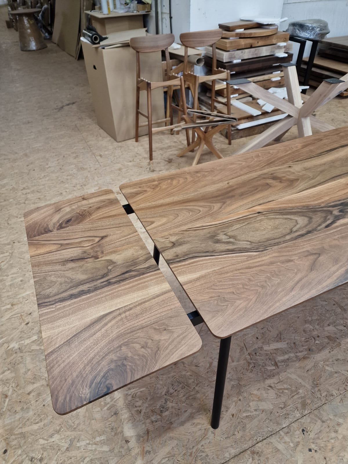 GENEVA | Extendable Dining Table – Solid Walnut