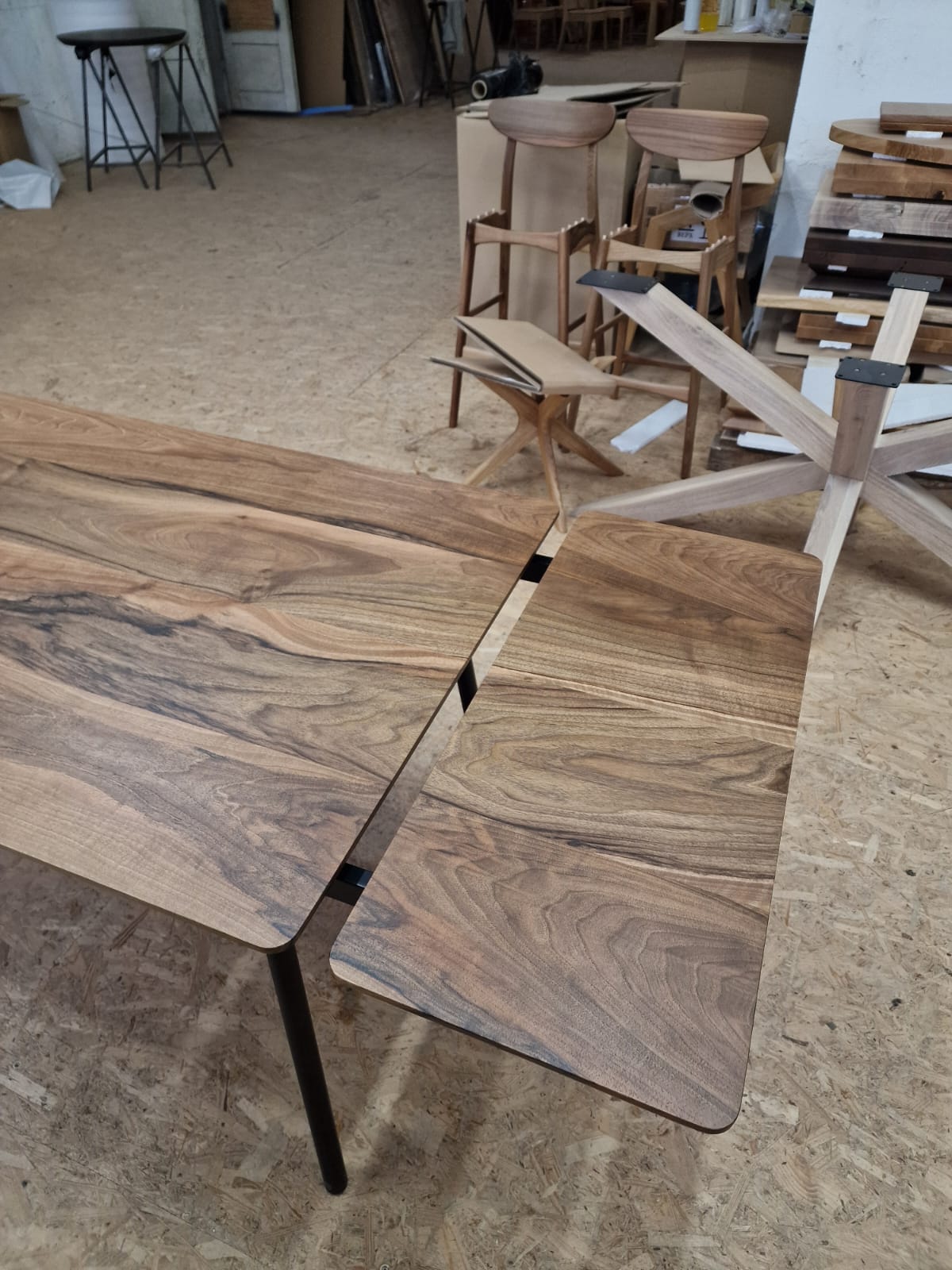 GENEVA | Extendable Dining Table – Solid Walnut