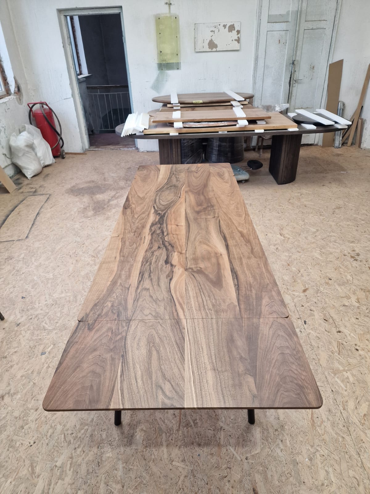 GENEVA | Extendable Dining Table – Solid Walnut