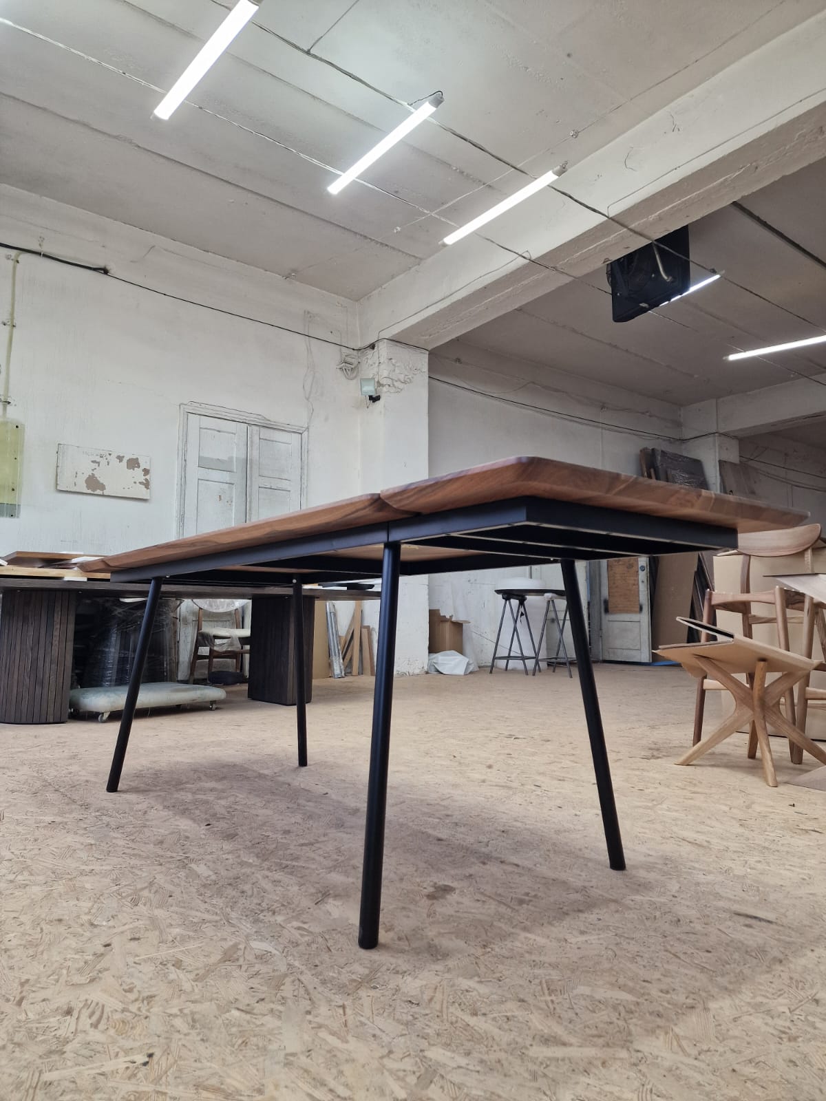 GENEVA | Extendable Dining Table – Solid Walnut