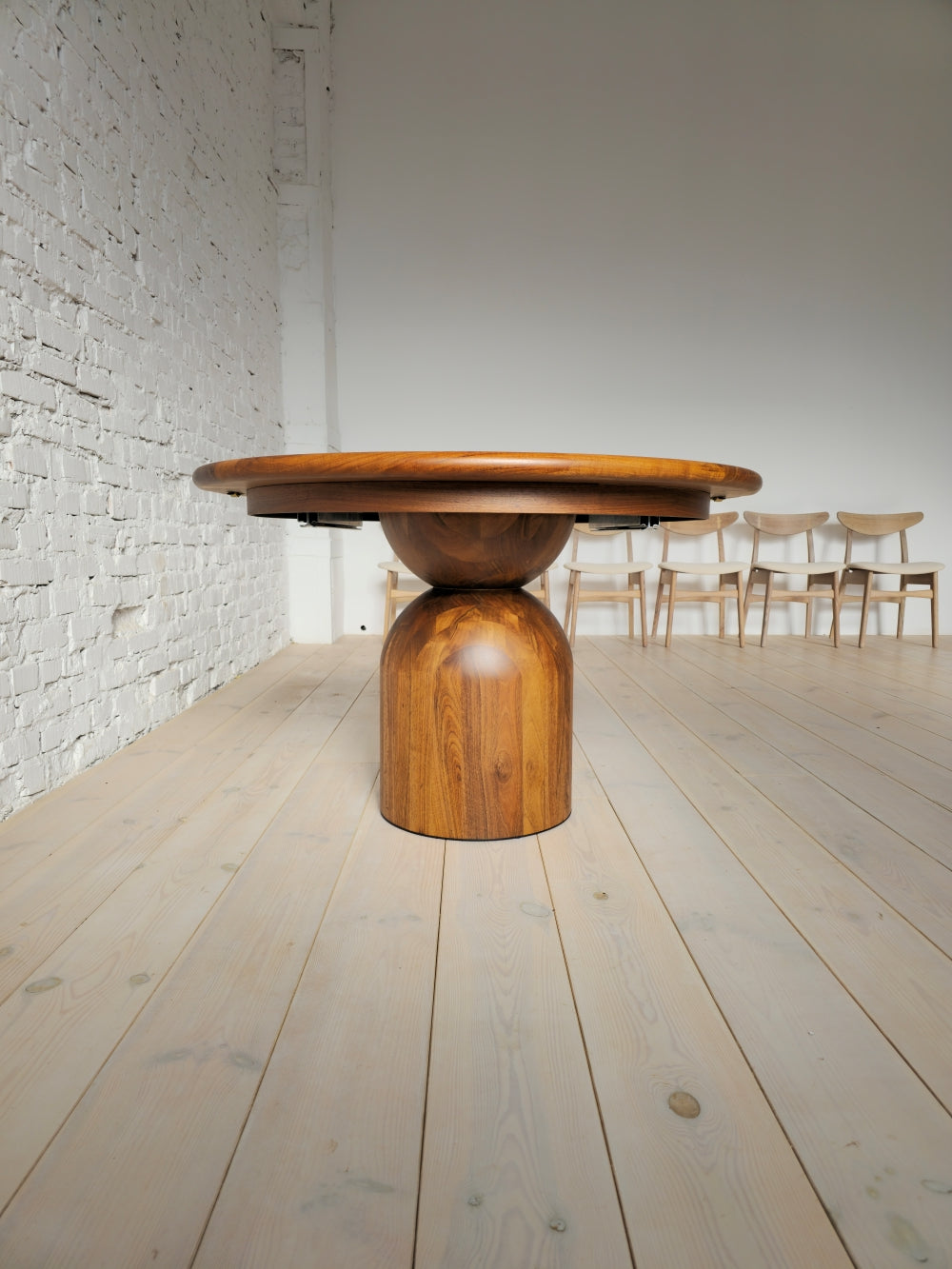 FREYA | Extendable Round Dining Table – Teak Walnut