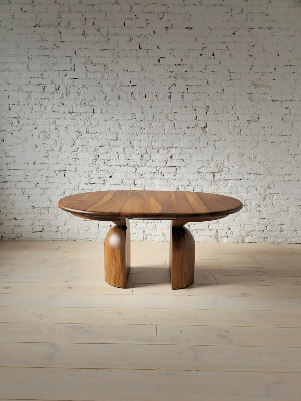 FREYA | Extendable Round Dining Table – Teak Walnut