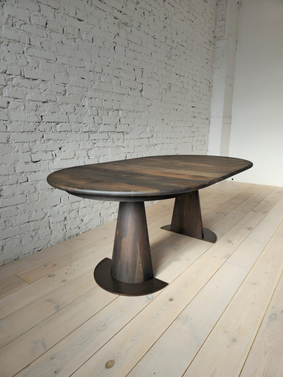 LIANA | Extendable Round Dining Table in Walnut