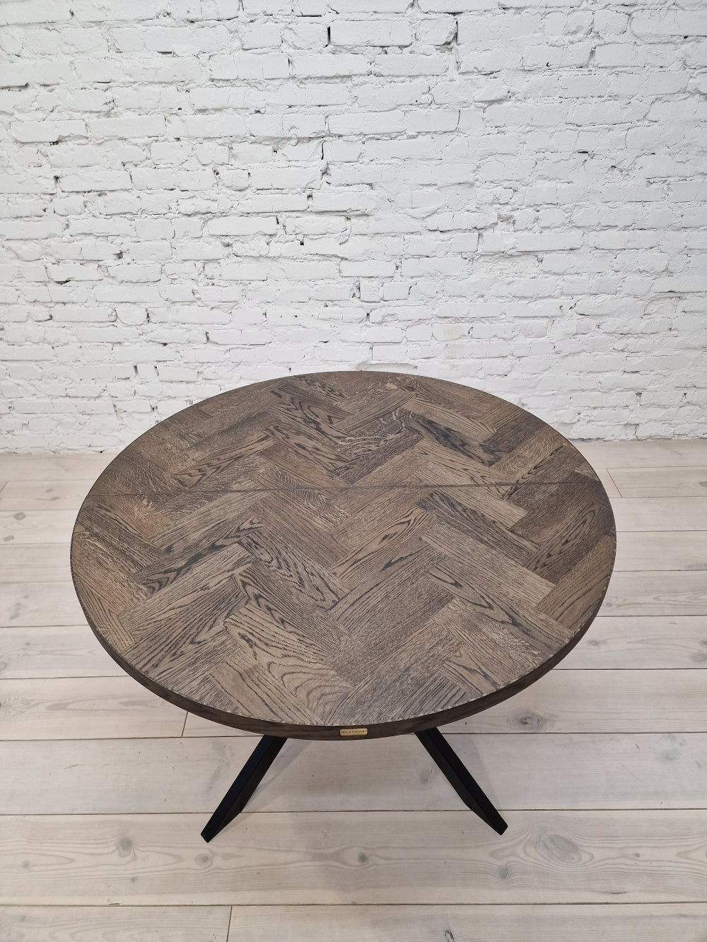 ISKRA | Extendable Round Herringbone Dining Table – Solid Oak