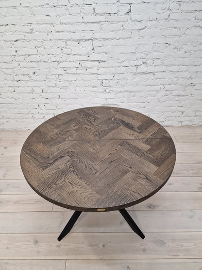 ISKRA | Extendable Round Herringbone Dining Table – Solid Oak
