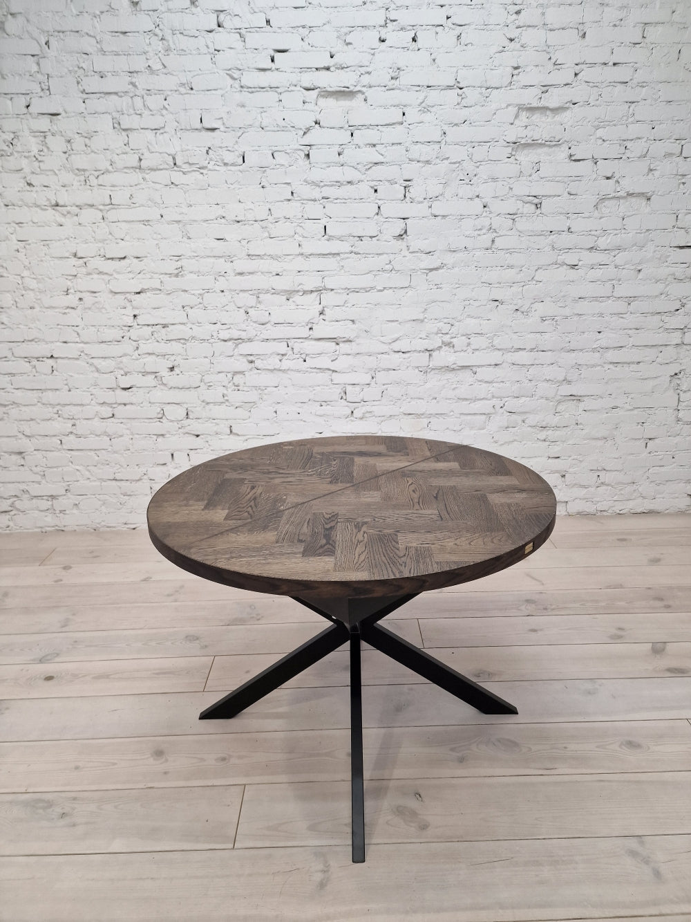 ISKRA | Extendable Round Herringbone Dining Table – Solid Oak
