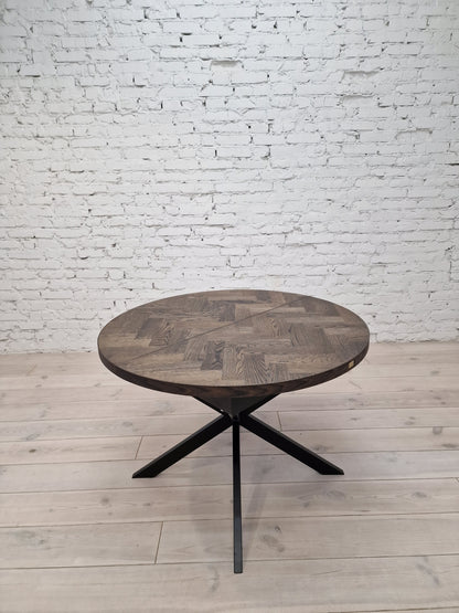 ISKRA | Extendable Round Herringbone Dining Table – Solid Oak