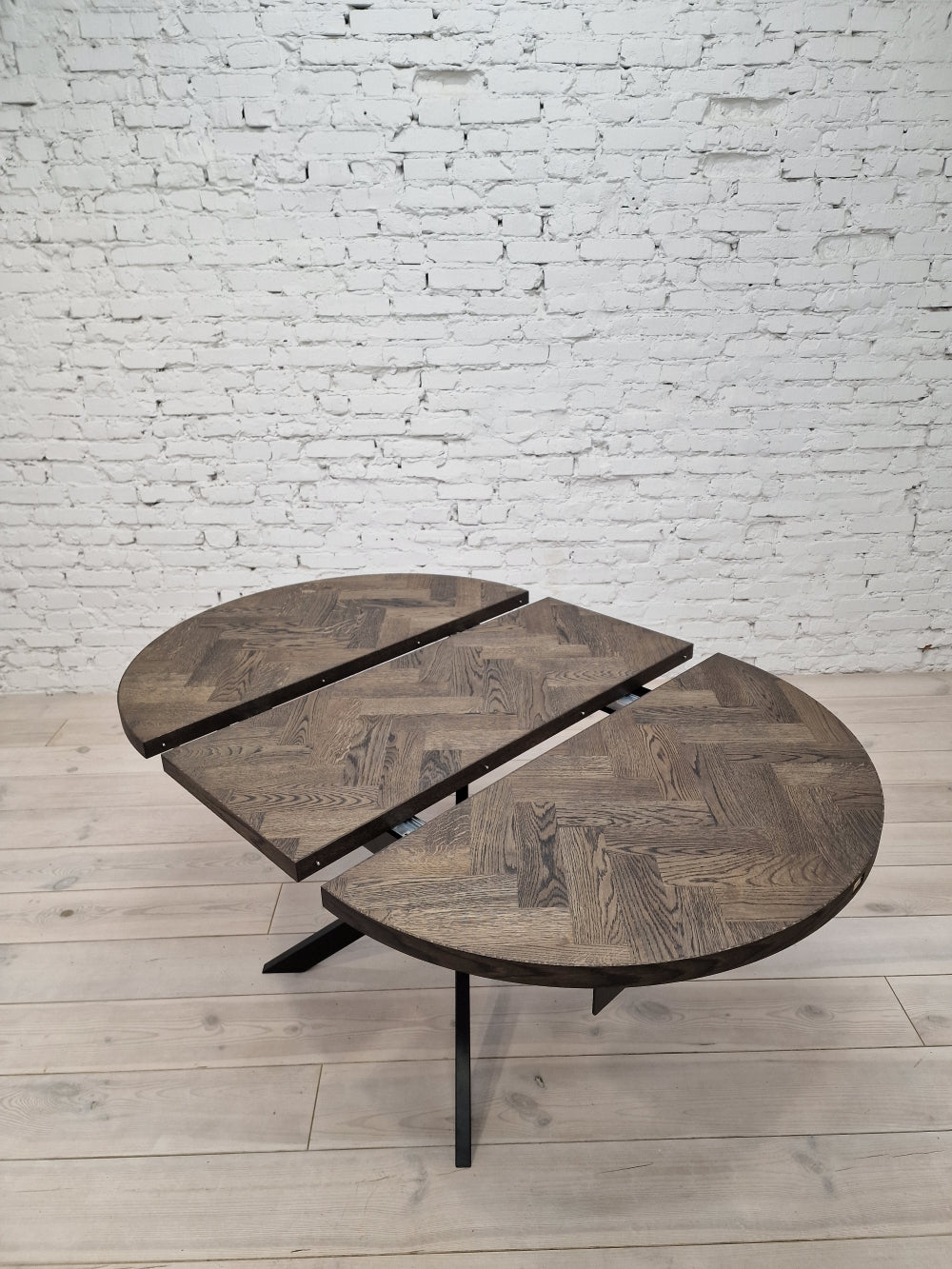 ISKRA | Extendable Round Herringbone Dining Table – Solid Oak