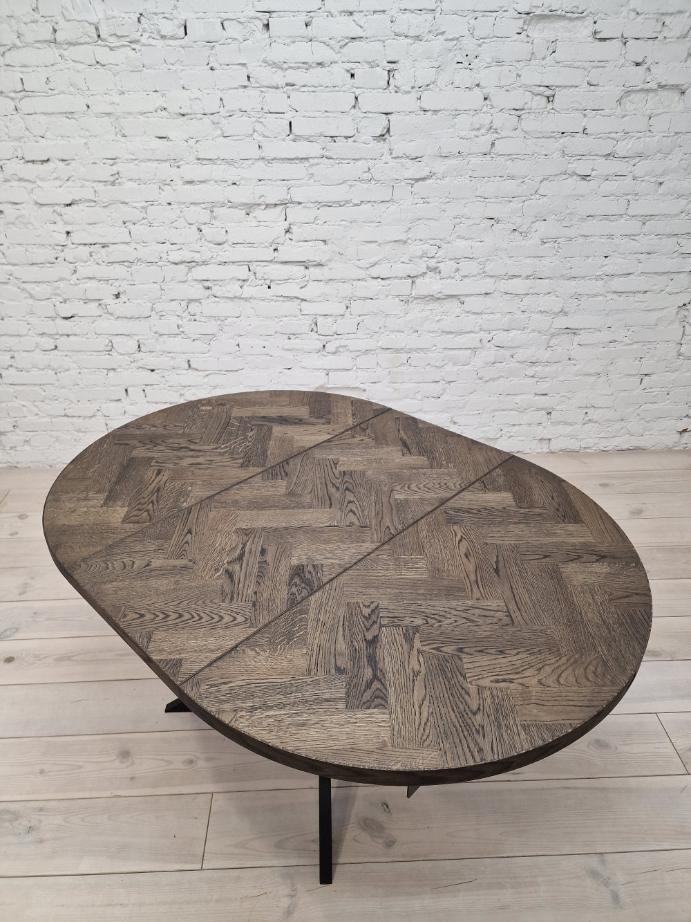 ISKRA | Extendable Round Herringbone Dining Table – Solid Oak
