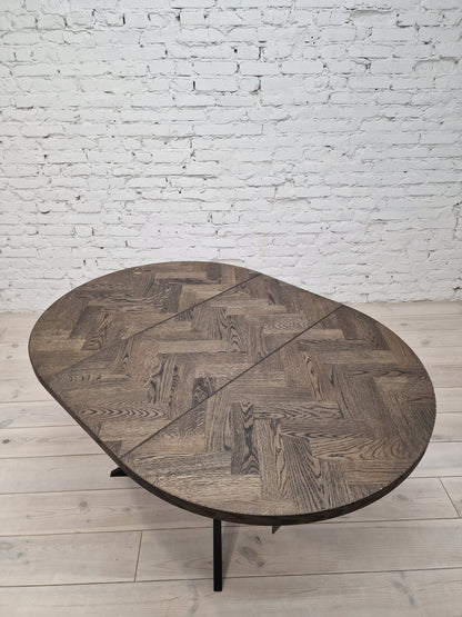 ISKRA | Extendable Round Herringbone Dining Table – Solid Oak