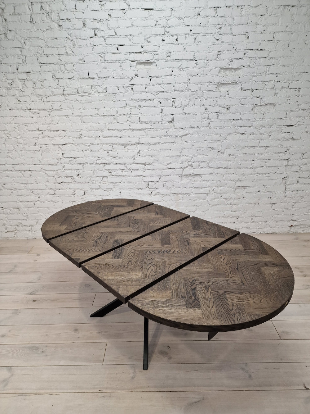 ISKRA | Extendable Round Herringbone Dining Table – Solid Oak