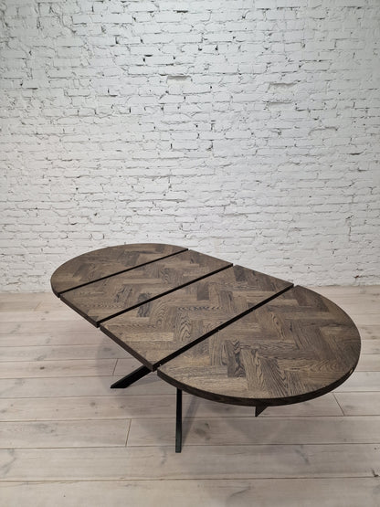 ISKRA | Extendable Round Herringbone Dining Table – Solid Oak