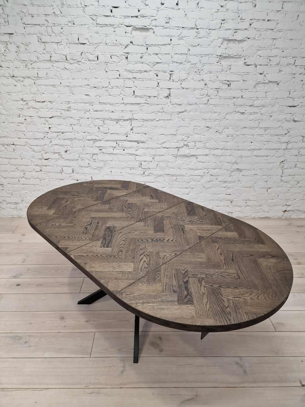 ISKRA | Extendable Round Herringbone Dining Table – Solid Oak