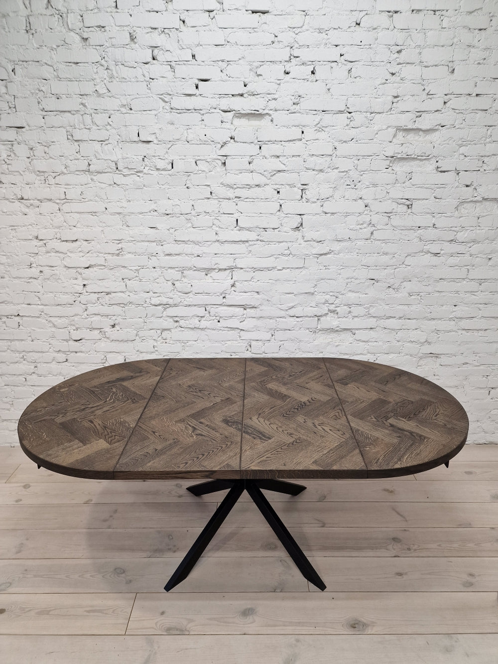 ISKRA | Extendable Round Herringbone Dining Table – Solid Oak
