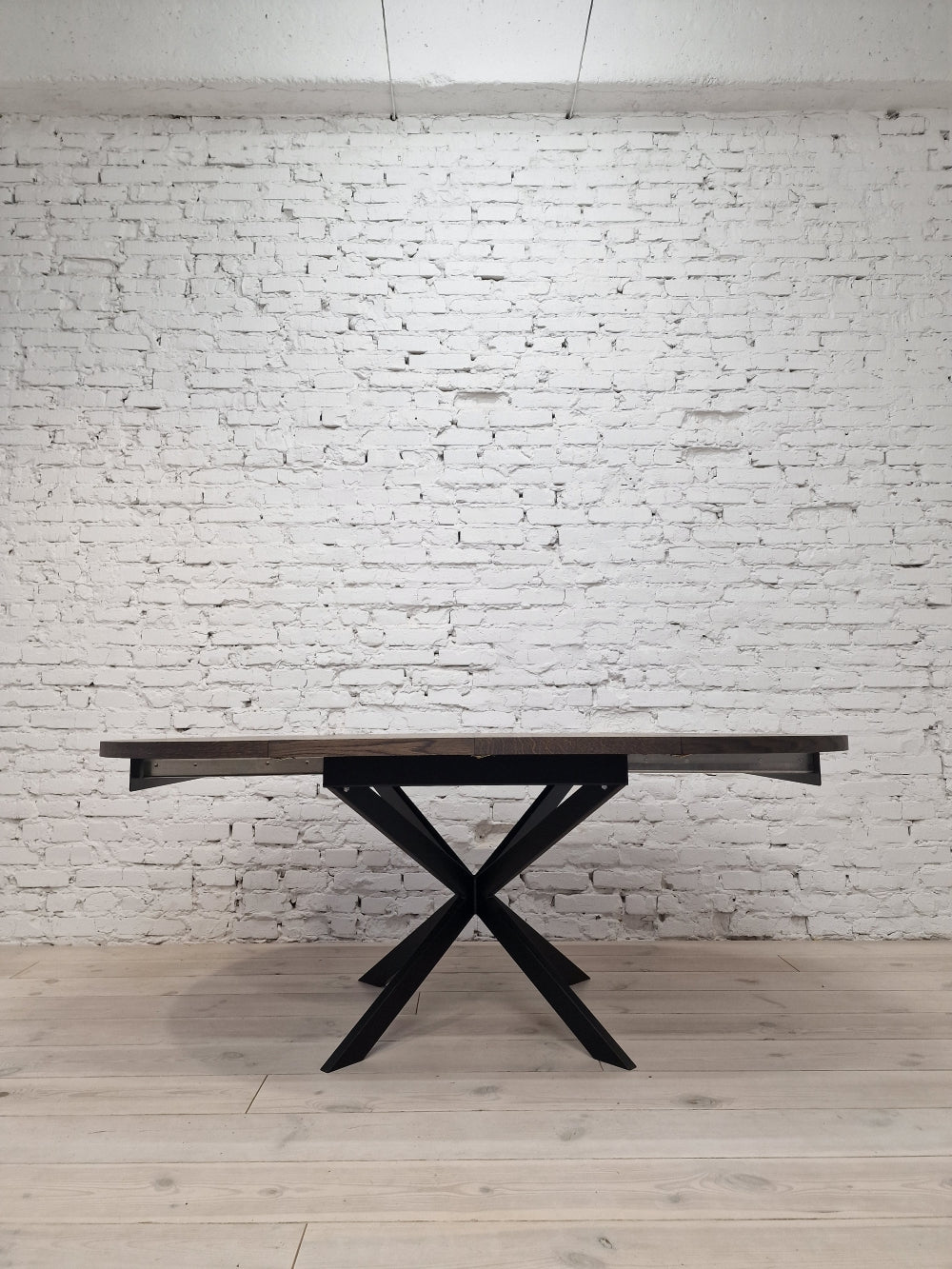 ISKRA | Extendable Round Herringbone Dining Table – Solid Oak