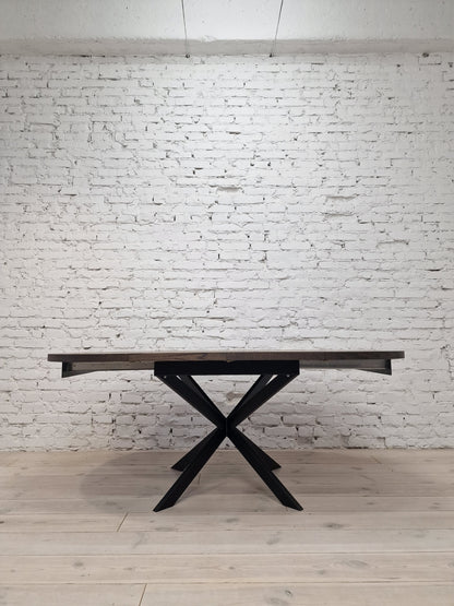 ISKRA | Extendable Round Herringbone Dining Table – Solid Oak
