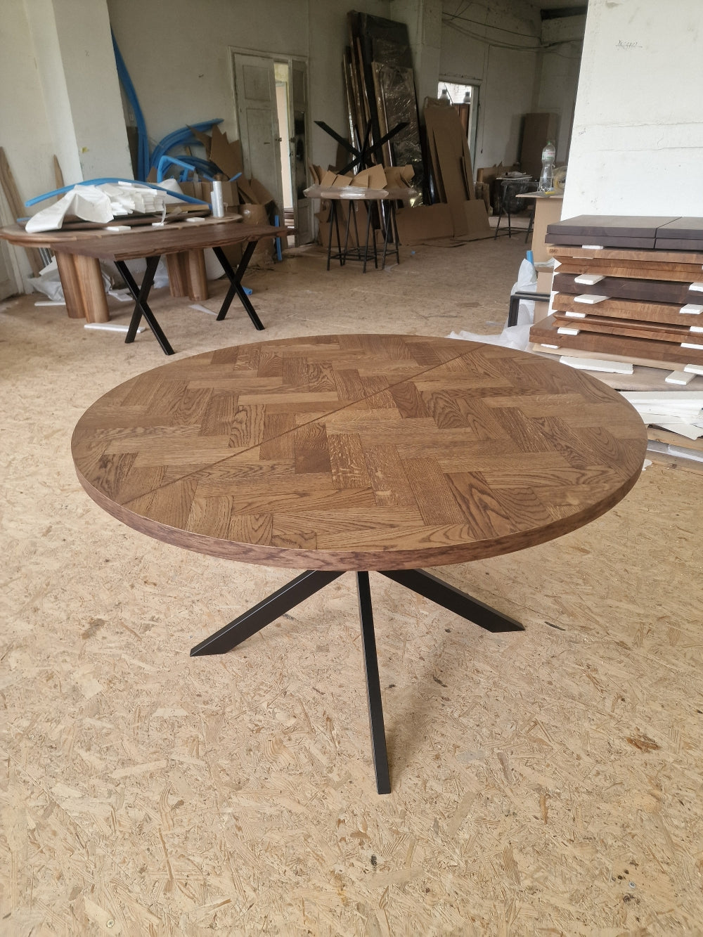 ISKRA | Extendable Round Herringbone Dining Table – Solid Oak