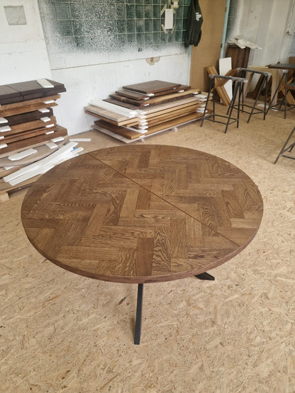 ISKRA | Extendable Round Herringbone Dining Table – Solid Oak