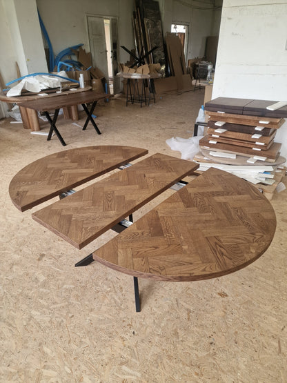 ISKRA | Extendable Round Herringbone Dining Table – Solid Oak