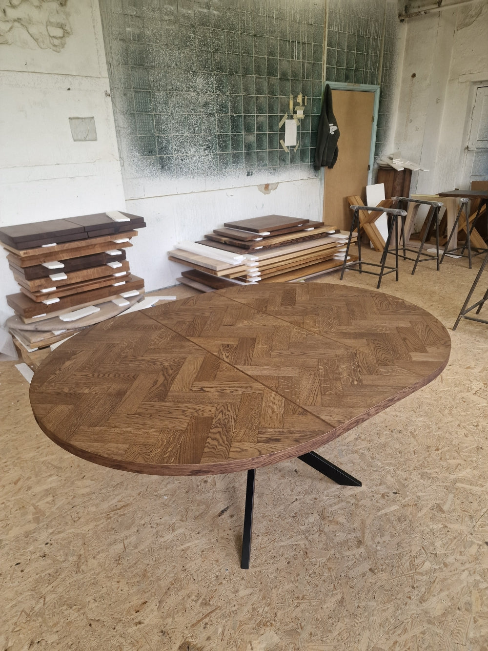 ISKRA | Extendable Round Herringbone Dining Table – Solid Oak