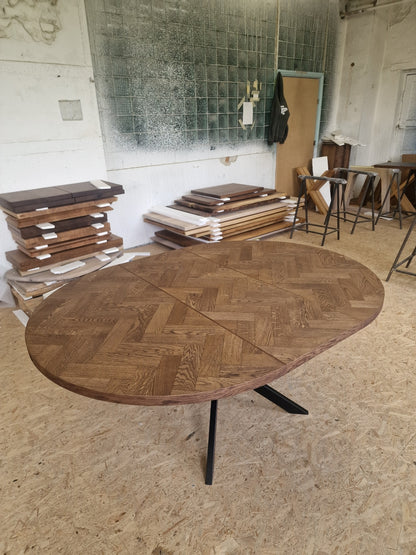 ISKRA | Extendable Round Herringbone Dining Table – Solid Oak