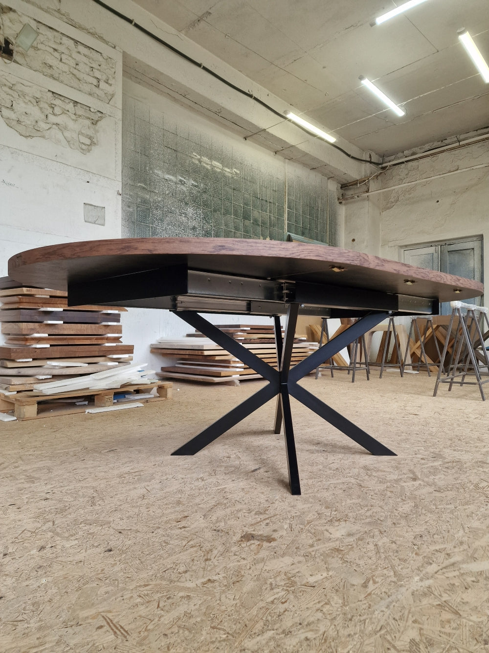 ISKRA | Extendable Round Herringbone Dining Table – Solid Oak