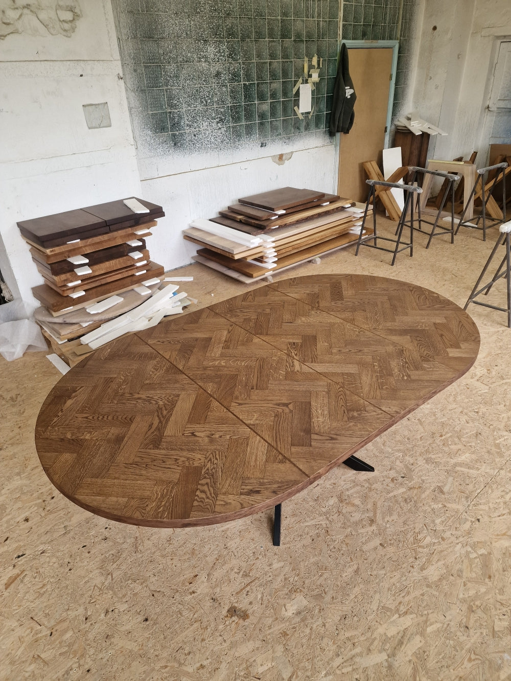 ISKRA | Extendable Round Herringbone Dining Table – Solid Oak