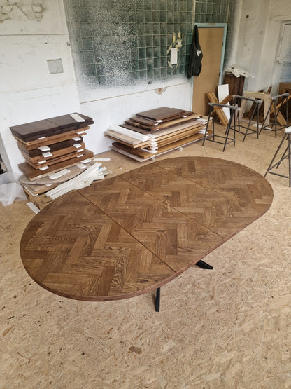 ISKRA | Extendable Round Herringbone Dining Table – Solid Oak