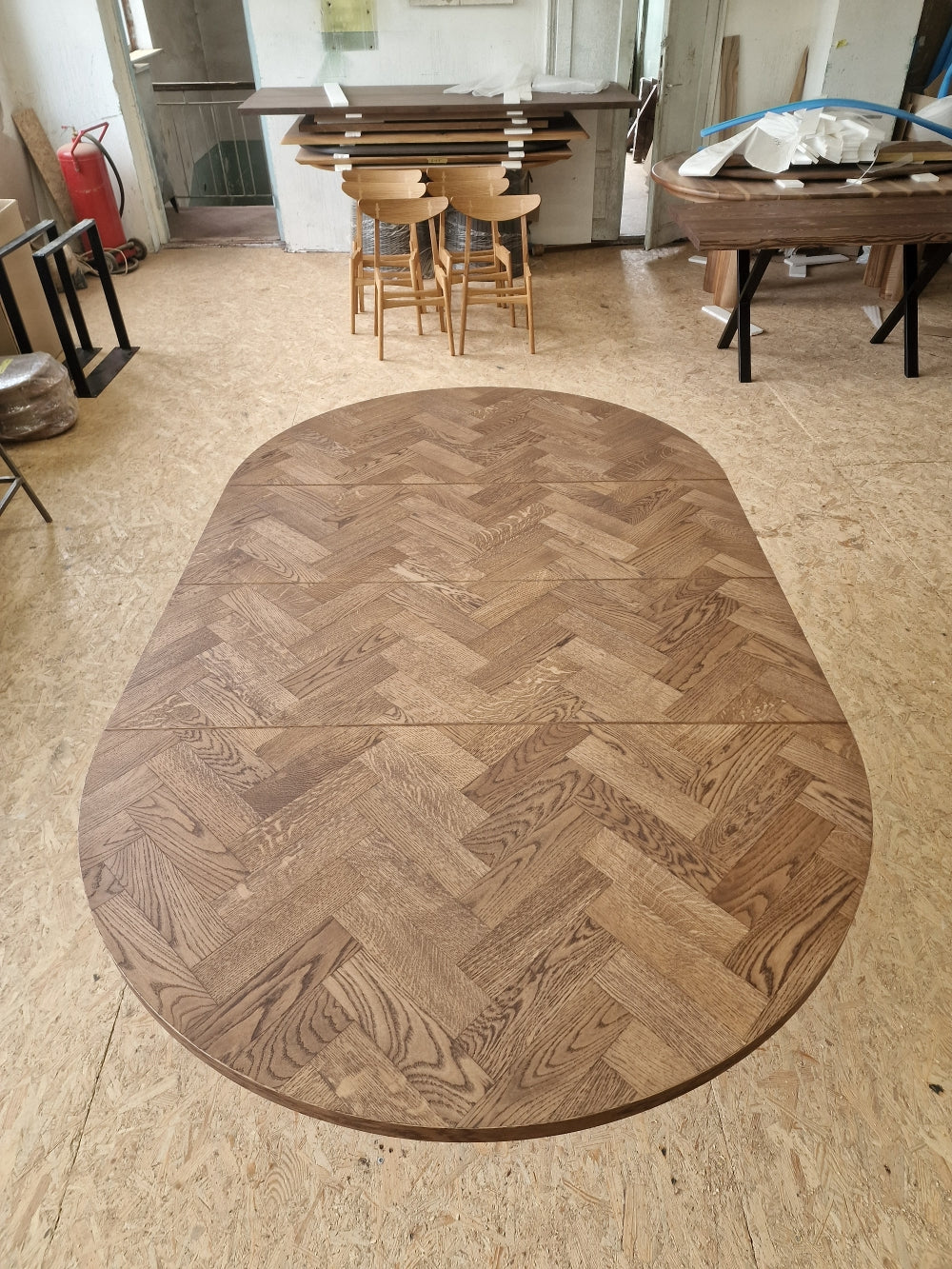 ISKRA | Extendable Round Herringbone Dining Table – Solid Oak