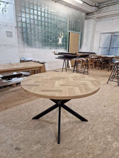 ISKRA | Extendable Round Herringbone Dining Table – Solid Oak
