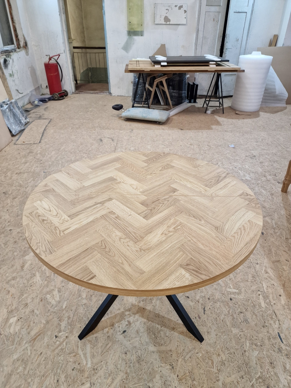 ISKRA | Extendable Round Herringbone Dining Table – Solid Oak