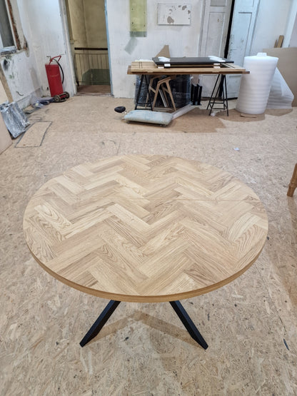 ISKRA | Extendable Round Herringbone Dining Table – Solid Oak