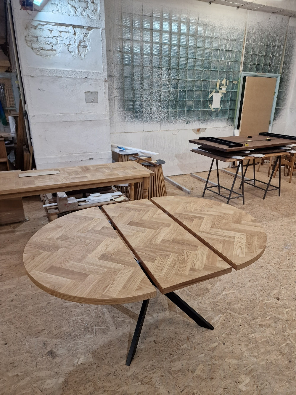 ISKRA | Extendable Round Herringbone Dining Table – Solid Oak