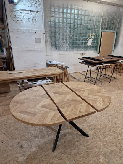 ISKRA | Extendable Round Herringbone Dining Table – Solid Oak