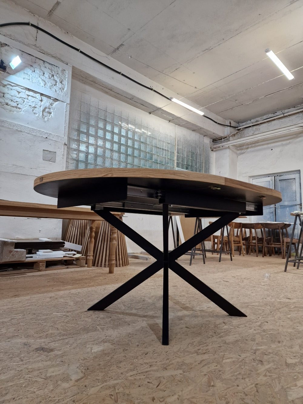 ISKRA | Extendable Round Herringbone Dining Table – Solid Oak