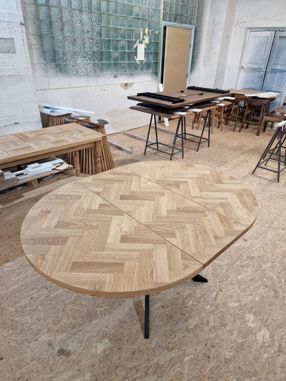 ISKRA | Extendable Round Herringbone Dining Table – Solid Oak