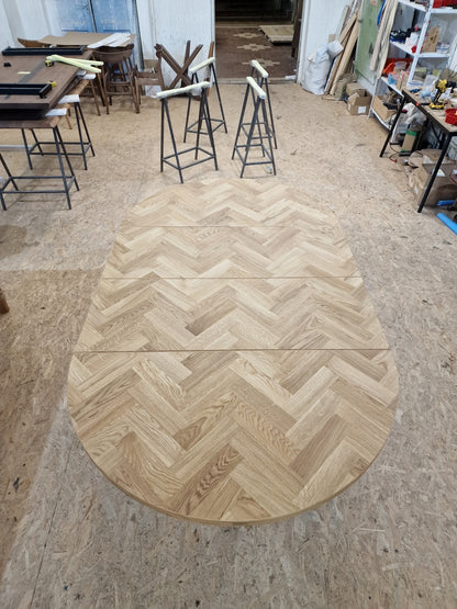 ISKRA | Extendable Round Herringbone Dining Table – Solid Oak