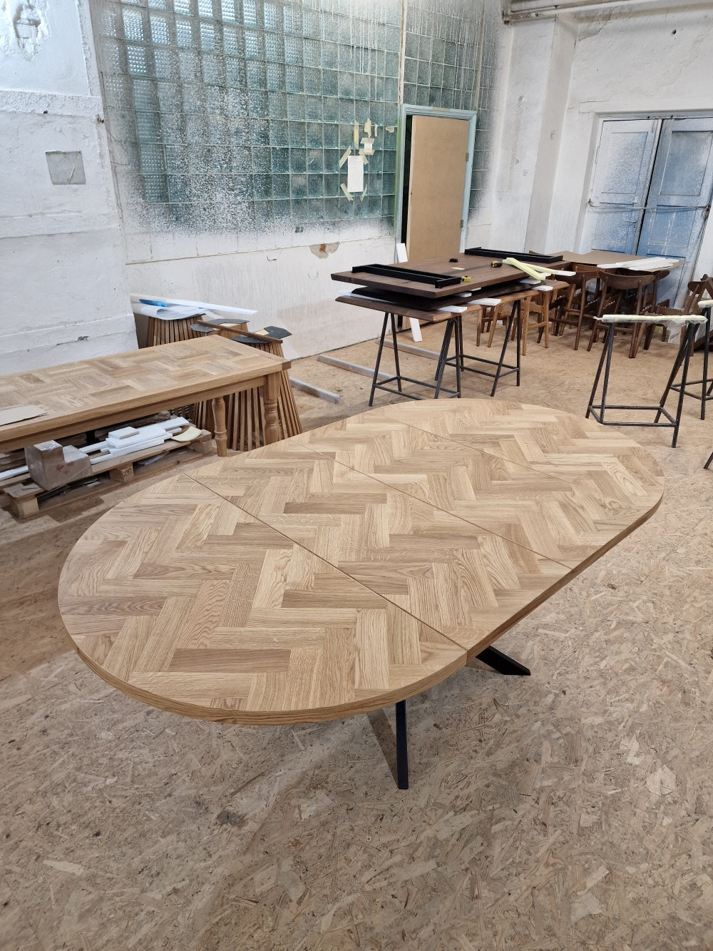 ISKRA | Extendable Round Herringbone Dining Table – Solid Oak