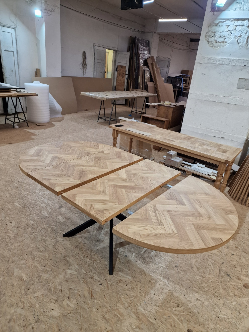 ISKRA | Extendable Round Herringbone Dining Table – Solid Oak