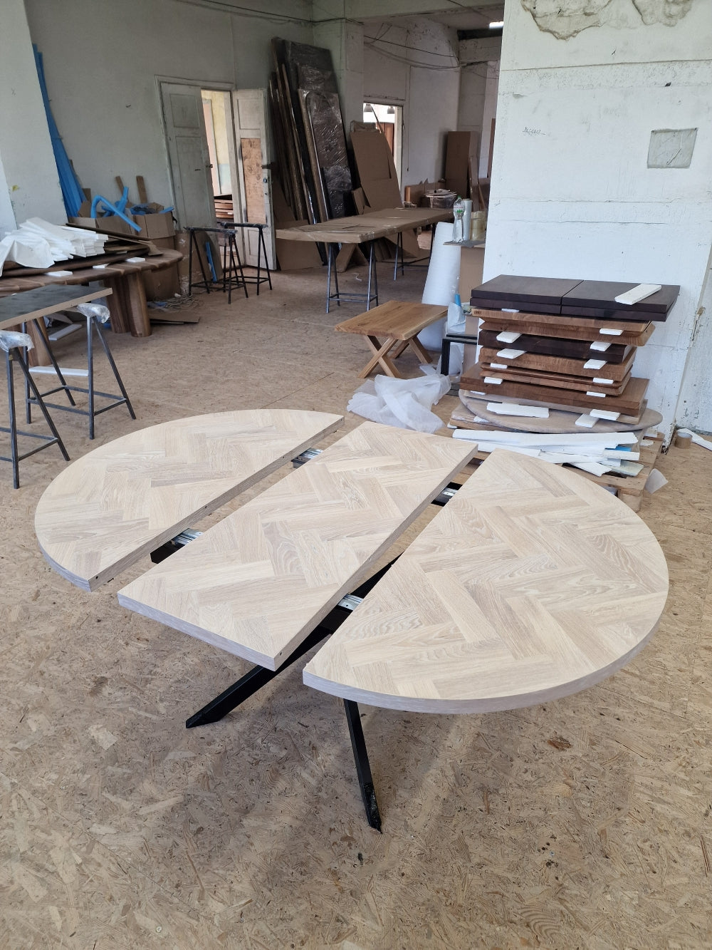 ISKRA | Extendable Round Herringbone Dining Table – Solid Oak