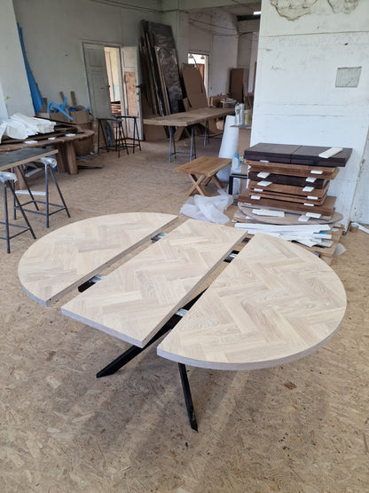 ISKRA | Extendable Round Herringbone Dining Table – Solid Oak
