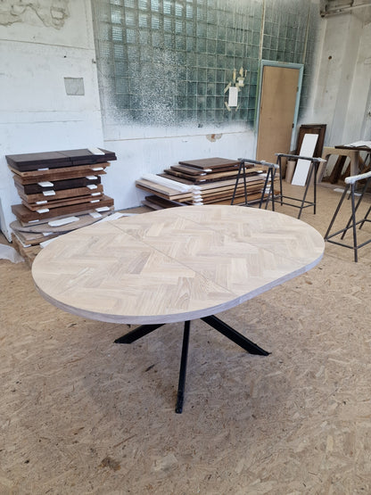 ISKRA | Extendable Round Herringbone Dining Table – Solid Oak
