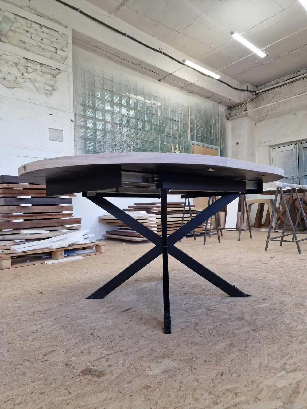 ISKRA | Extendable Round Herringbone Dining Table – Solid Oak
