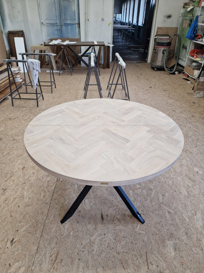 ISKRA | Extendable Round Herringbone Dining Table – Solid Oak