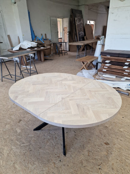 ISKRA | Extendable Round Herringbone Dining Table – Solid Oak