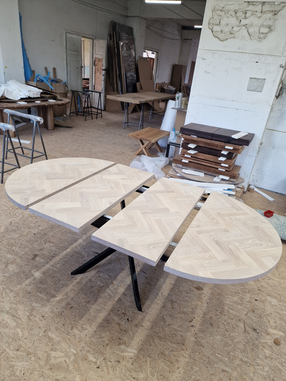 ISKRA | Extendable Round Herringbone Dining Table – Solid Oak