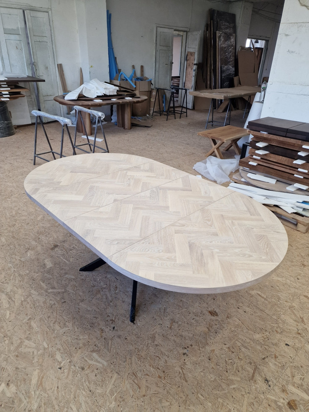 ISKRA | Extendable Round Herringbone Dining Table – Solid Oak